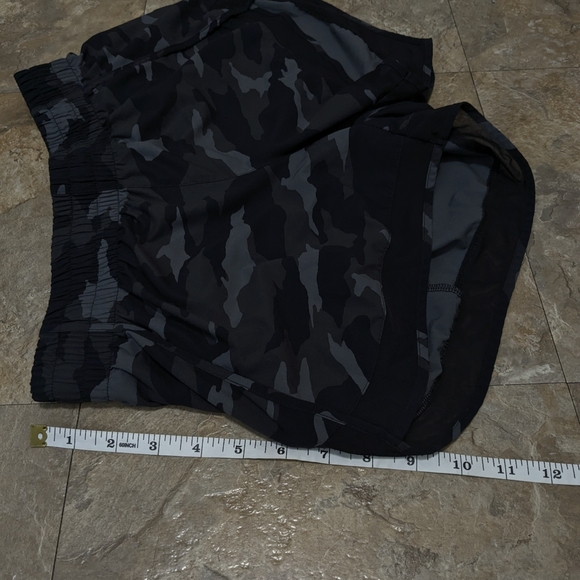 Athleta Small Black & Gray Camo Printed‎ 4" Mesh Racer Running Shorts - Picture 6 of 10